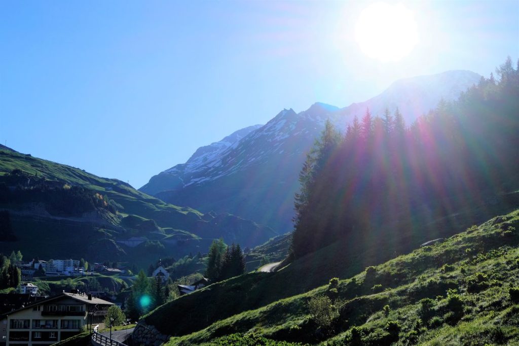 Nach einer frischen Nacht auf 2.100 m ü. M. wärmt uns die Morgensonne auf und taucht das ganze Tal auf dem Gotthard-Pass in fröhliches Licht