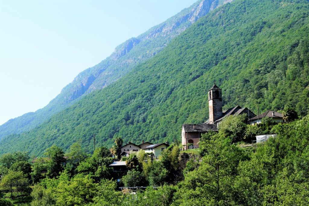 Bewaldete Hänge und kleine Städtchen mit südländischem Charme im Valle Maggia (Maggia-Tal)